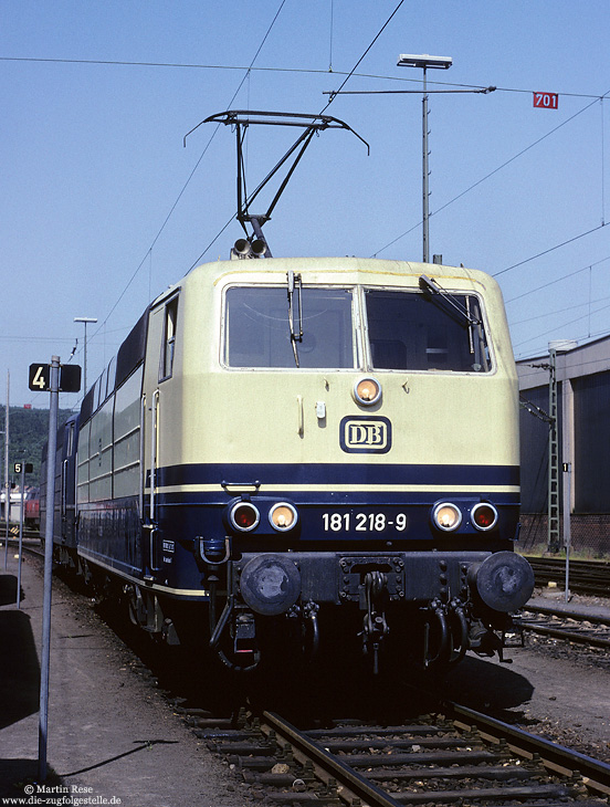 181 218 in oceanblau beige im Bw Saarbrücken