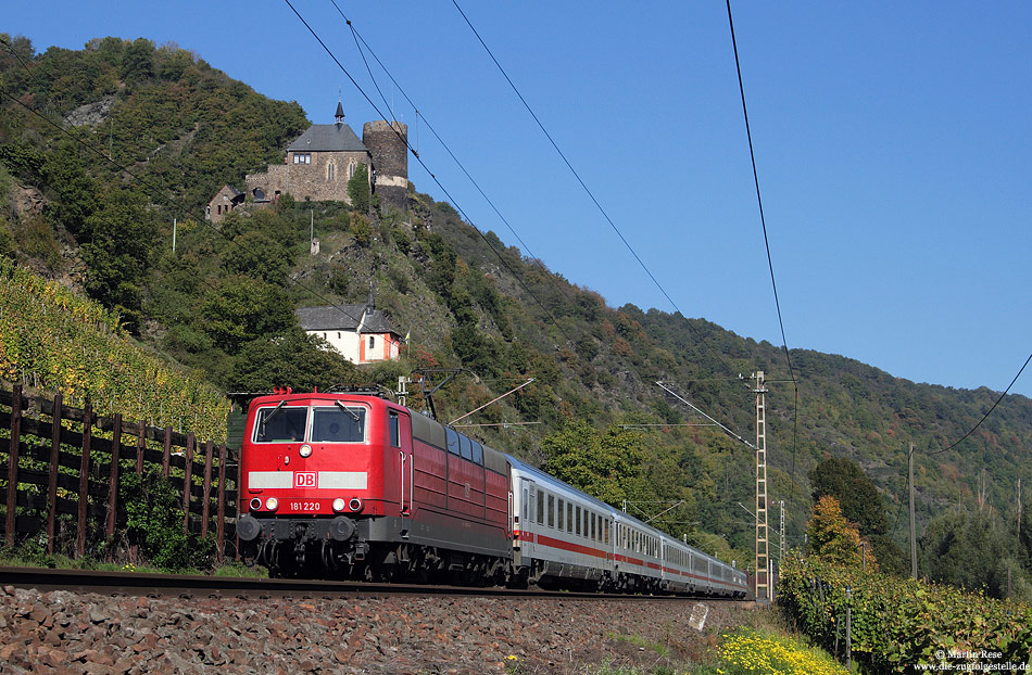 181 220 auf der Moselstrecke unterhalb der Burg Bischofstein