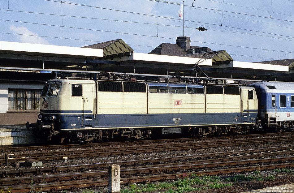 181 222 in oceanblau beige in Koblenz Hbf