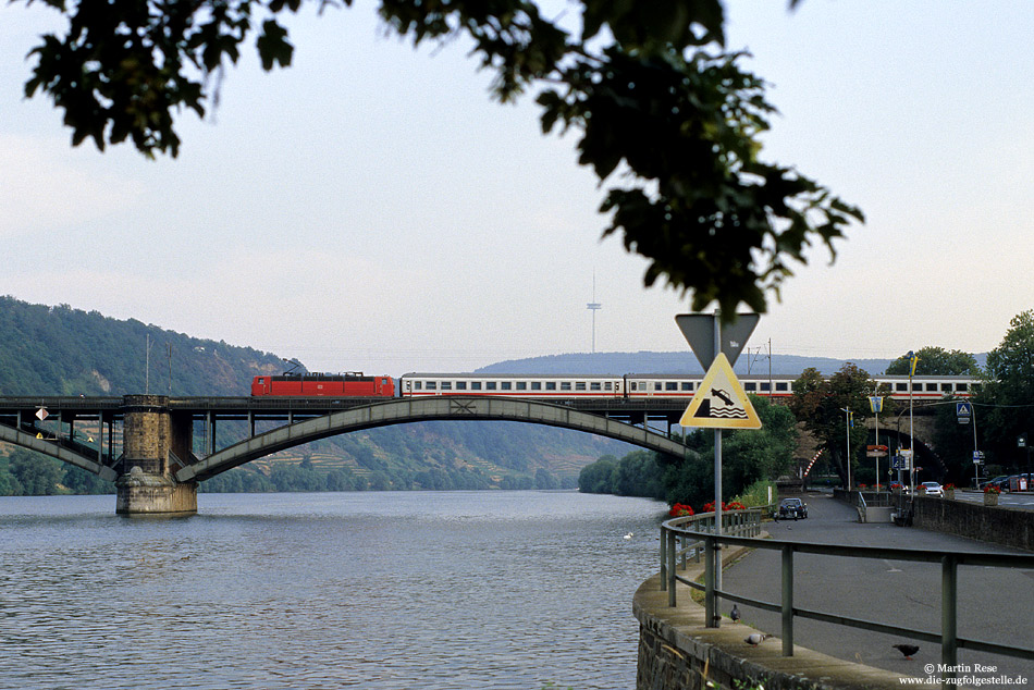 181 222 in verkehrsrot auf der Moselbrücke bai Güls