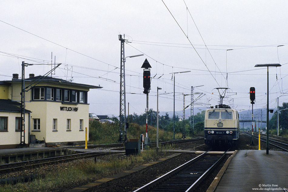 181 224 in oceanblau beige im Bahnhof Wittlich Hbf