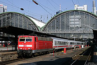 181 208 in verkehrsrot im Bahnhof Frankfurt am Main Hbf mit Bahnhofshalle