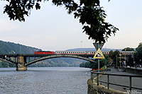 181 222 in verkehrsrot auf der Moselbrücke bai Güls