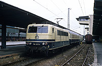 184 002 in oceanblau beige mit N7473 in Trier Hbf mit Stellwerk