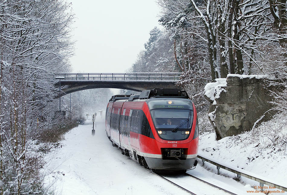 In der Nacht zum 5. Januar 2009 gab in NRW einen Wintereinbruch mit Schnee bis in die Niederungen des Rheinlands! Grund genug sich mit der Kamera an die Strecke zu begeben! Am ehemaligen Natoanschluss, nahe Porz Heumar entstand die Aufnahme des 644 003, der als RB11846 auf dem Weg nach Overath war.