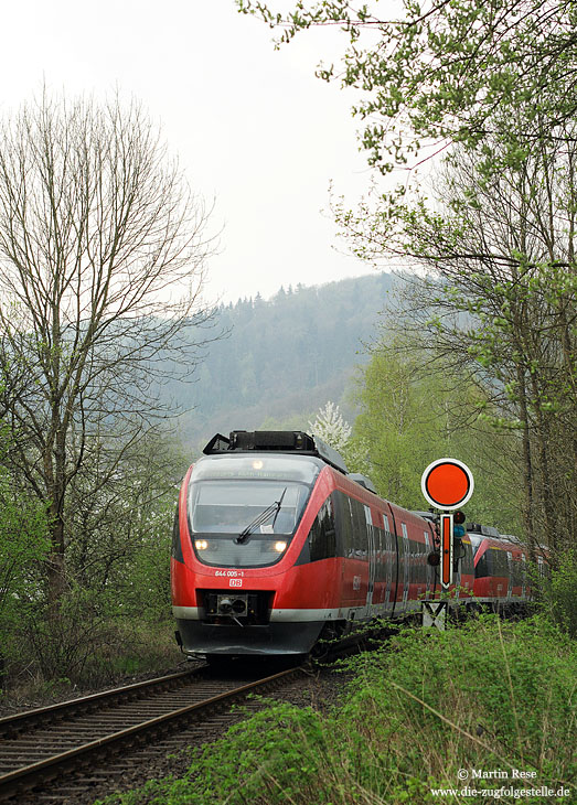 Am Einfahrvorsignal des Bahnhofs Engelskirchen entstand das Foto des 644 005, der als RB 11859 auf dem Weg nach Köln war. 14.4.2009