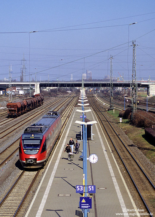 Nicht meine Kletterkünste, vielmehr eine provisorische Fußgängerüberführung brachte mich in luftige Höhe, von wo aus die Aufnahme des 644 006 in Kalscheuren entstand. 6.3.2001