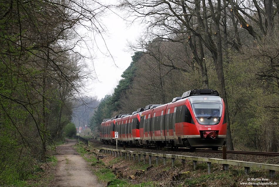 Wenn ich in oder um Köln Fotos mache werde ich häufig von Kollegen erkannt, die mit Achtungspfiff oder Fernlicht grüßen! So auch am 9.4.2008 im heimatlichen Königsforst (644 010). 