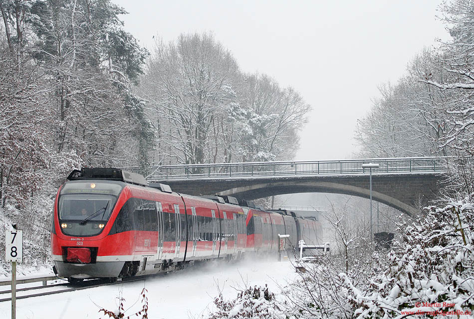 Am ehemaligen Nato-Anschluss (zwischen Königsforst und Porz Heumar) rollt eine 3-teilige 644-Garnitur, geführt vom 644 014, als RB 11833 dem nächsten Halt Frankfurter Straße entgegen. 5.1.2009