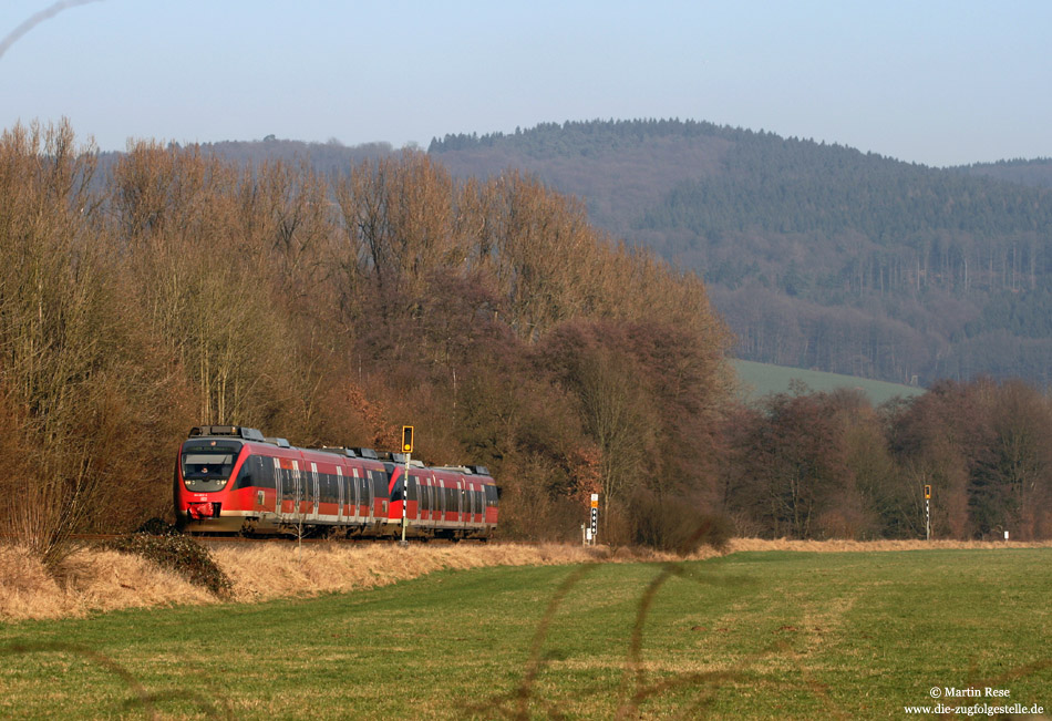 Nahe des Schlosses Ehreshoven finden sich an der KBS 459 einige reizvolle Fotomotive. Hier habe ich den 644 023 fotografiert, der als RB 11847 auf dem Weg von Marienheide nach Köln war. 22.12.2007