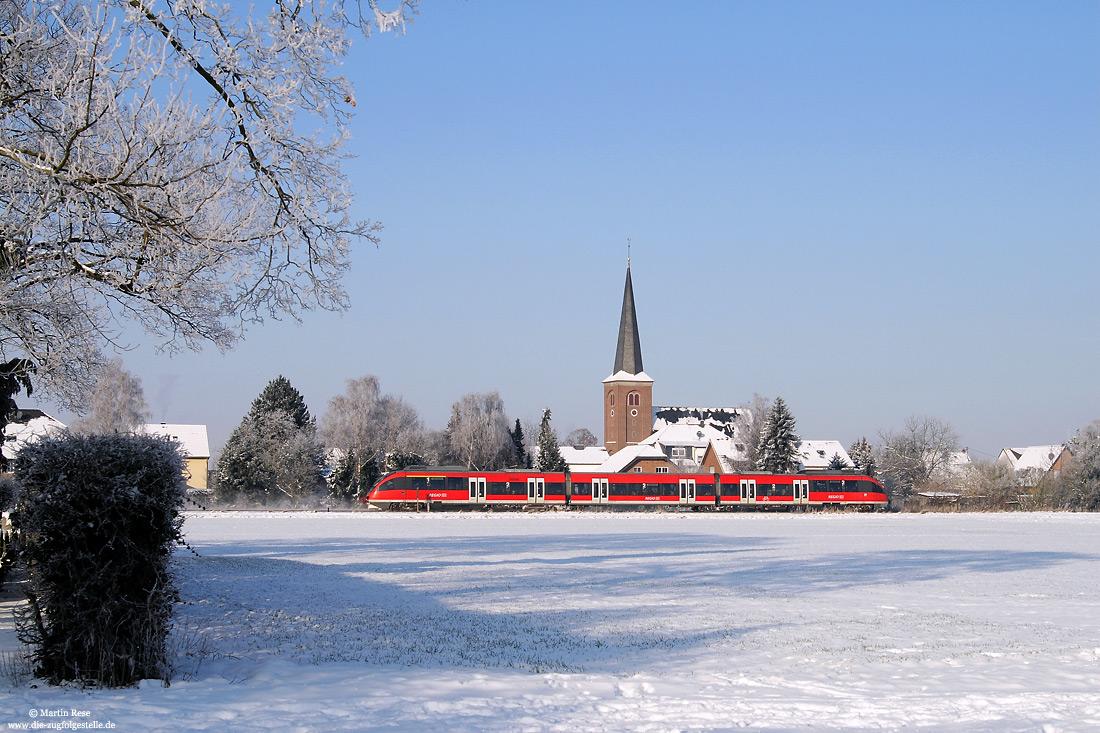 Vor der markanten Kulisse von Weilerswist fährt der 644 034 als RE 11410 nach Köln. 6.1.2009