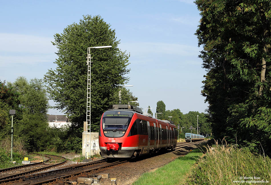 Am 6.8.2009 verkehrte die RB11861 mit nur einem Talent, dem 644 035, aufgenommen in Porz Heumar. Links im Bild ist das Anschlussgleis der Müllverladeanlage, des letzten Güterkunden entlang der KBS 459, zu sehen.