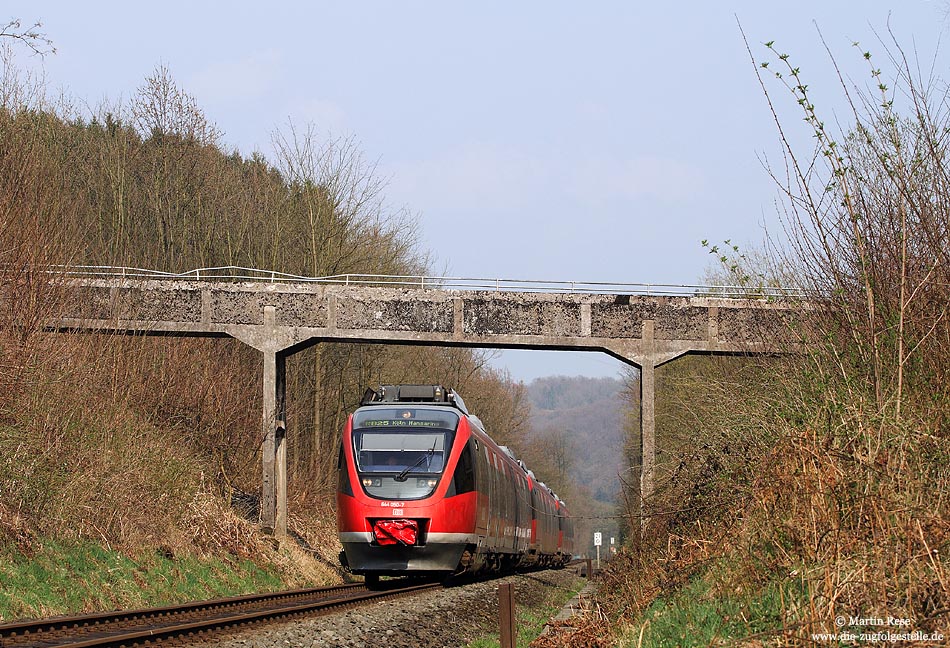 Nahe Honrath passiert der 644 050 eine sehr fotogene Feldwegbrücke. 6.4.2009