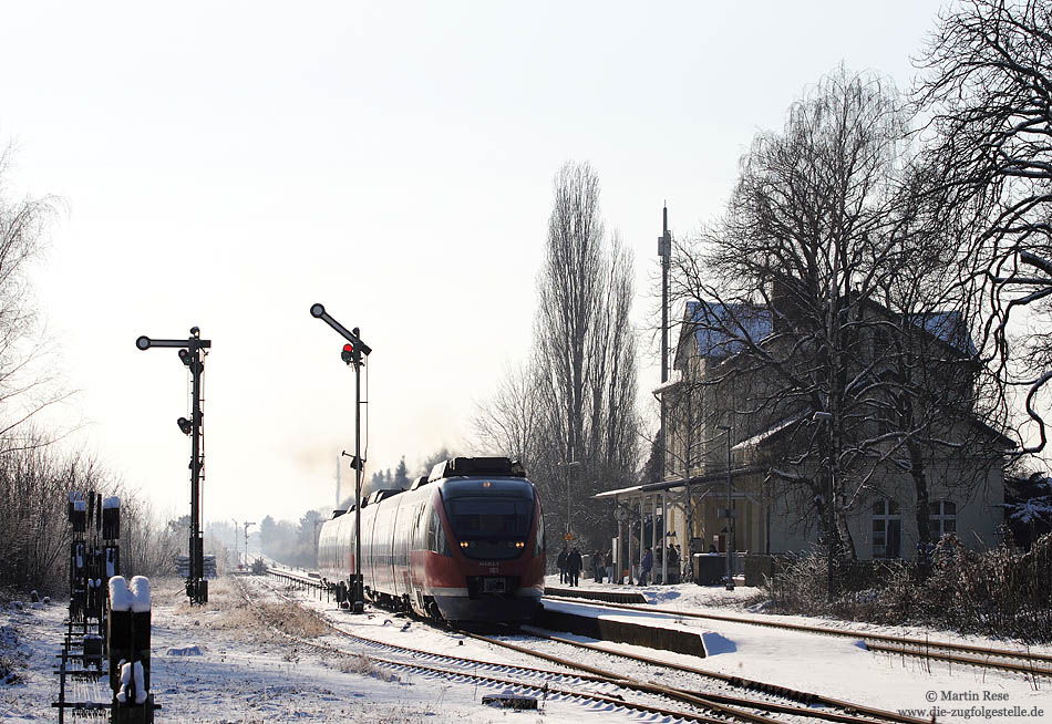 „Fahrt Frei“ zeigt das Ausfahrsignal des Bahnhofs Weilerswist für den RE 11412 (Gerolstein – Köln Deutz)! 644 053, 6.1.2009