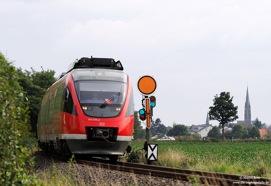 Haupteinsatzgebiet der 644 sind die Strecken rund um Euskirchen. Als RB 11642 (Bonn - Euskirchen) war der 644 058 am 19.7.2008 zwischen Odendorf und Kuchenheim unterwegs.