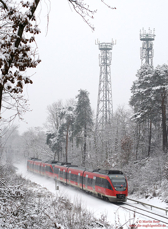 Mit 15 Minuten Verspätung fährt der 644 511 als BR11842 nach Overath, aufgenommen zwischen Porz Heumar und Königsforst. Grund dürfte wohl der Wintereinbruch gewesen sein. Wer rechnet auch im Januar mit Schnee .....