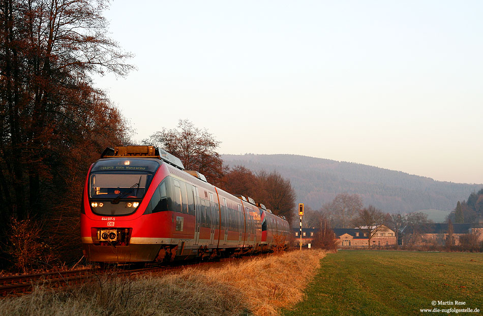 Im letzten Licht des 22.12.2007 habe ich den 644 517 nahe Ehreshofen fotografiert.