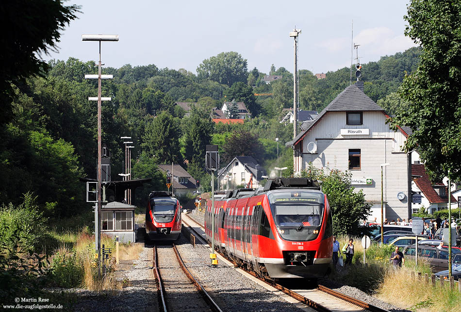 Am 15.7.2007 verlässt der 644 518 den Bahnhof Rösrath aus Gleis 1 in Richtung Köln. Da seinerzeit zwischen Rösrath und Hoffnungstal Bauarbeiten durchgeführt wurden, endeten alle Züge in Rösrath und verließen den Bahnhof abwechselnd von Gleis 1 oder 2 um das Umsetzen zu ersparen.