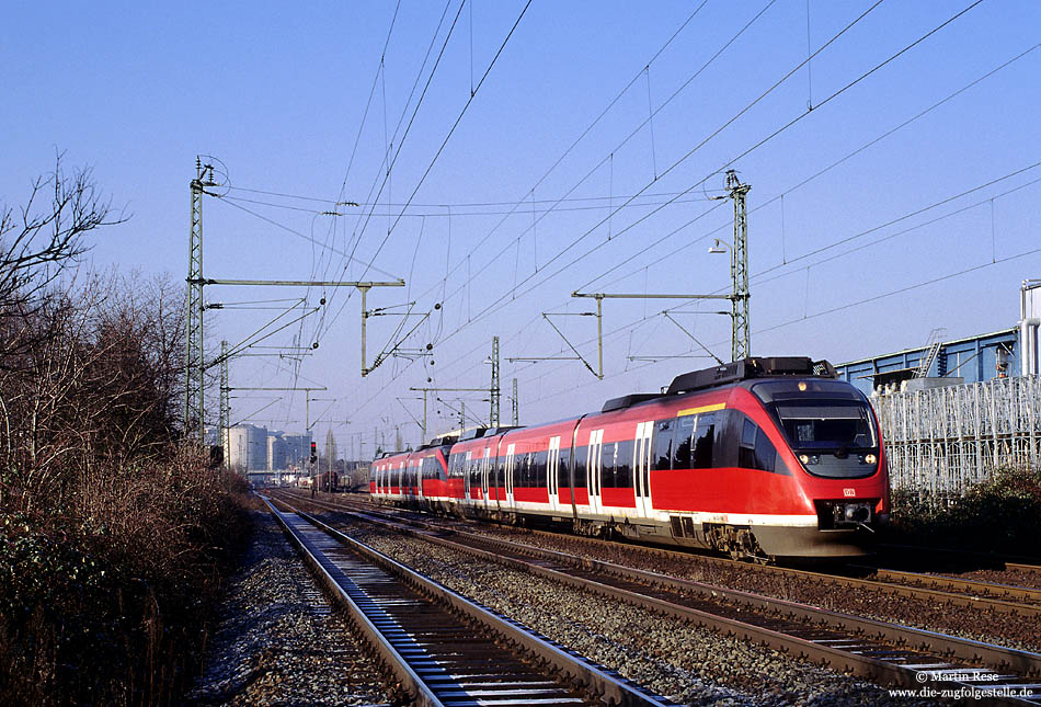 Auf dem Weg zur Unterflurdrehbank im Bw Darmstadt habe ich den 644 522 in Groß Gerau fotografiert. 25.1.2000