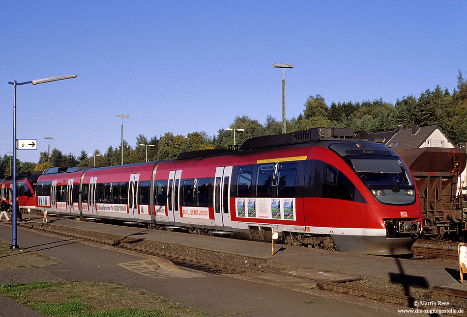 Neben dem 644 019 besaß auch der 644 032 Werbung. Für die neue CD der Eifeler Mundart-Musikgruppe „Wibbelstetz“ warb Ende 1999 der 644 032. Aufgenommen im Bahnhof Kall, 17.10.1999. 