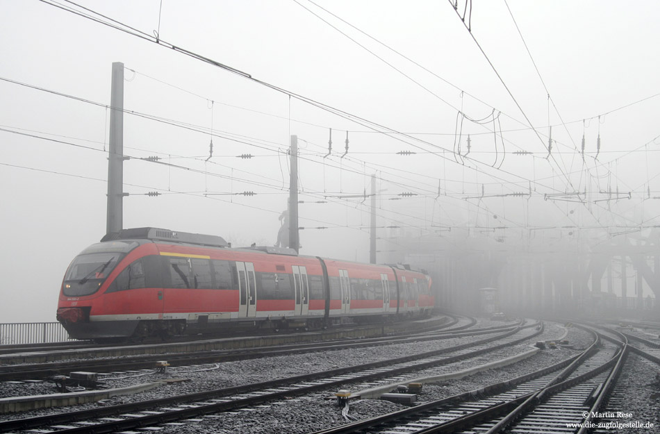 Am Morgen des 20.12.2007 lag zäher Nebel über der Domstadt. Hier entstand das Foto des 644 552, der als RB 11831 aus Overath in Köln Hbf einfuhr.