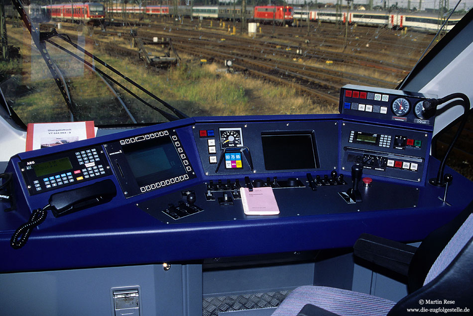 Ein Führerstandsfoto des 644 063 zeigt die zusätzlichen Anzeigen für den Funkfahrbetrieb auf der Strecke Bielefeld – Dissen Bad Rothenfelde. Köln Deutzerfeld, 20.7.2000. Inzwischen sind die Führerpulte wieder denen der übrigen Fahrzeuge angepasst worden.