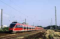 Die Baureihe 644 als Retter in der Not. Am 18.6.2002 war eine 425-Einheit nahe Bonn liegengeblieben. Als Abschleppfahrzeug rückte der 644 033 aus, um den Zug nach Köln Deutzerfeld zu schleppen. Das Foto der „Fuhre“ entstand in Brühl Gbf, wo die Überholung durch einen Intercity abgewartet werden musste. 18.6.2002

