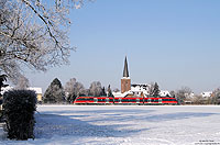 Vor der markanten Kulisse von Weilerswist fährt der 644 034 als RE 11410 nach Köln. 6.1.2009