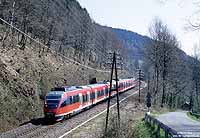 Nahe dem ehemaligen Haltepunkt Brunohl fährt der 644 037 als RB 11840 nach Köln. 14.4.2003. Die Telegraphenleitungen wurden hier nach Inbetriebnahme des ESTW Köln Deutz zurückgebaut.

