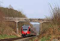 Nahe Honrath passiert der 644 050 eine sehr fotogene Feldwegbrücke. 6.4.2009