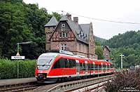 Auf seiner 181 km langen Fahrt von Köln Deutz nach Trier hat die aus dem 644 059 gebildete RB 12854 soeben Kyllburg erreicht. 29.8.2008

