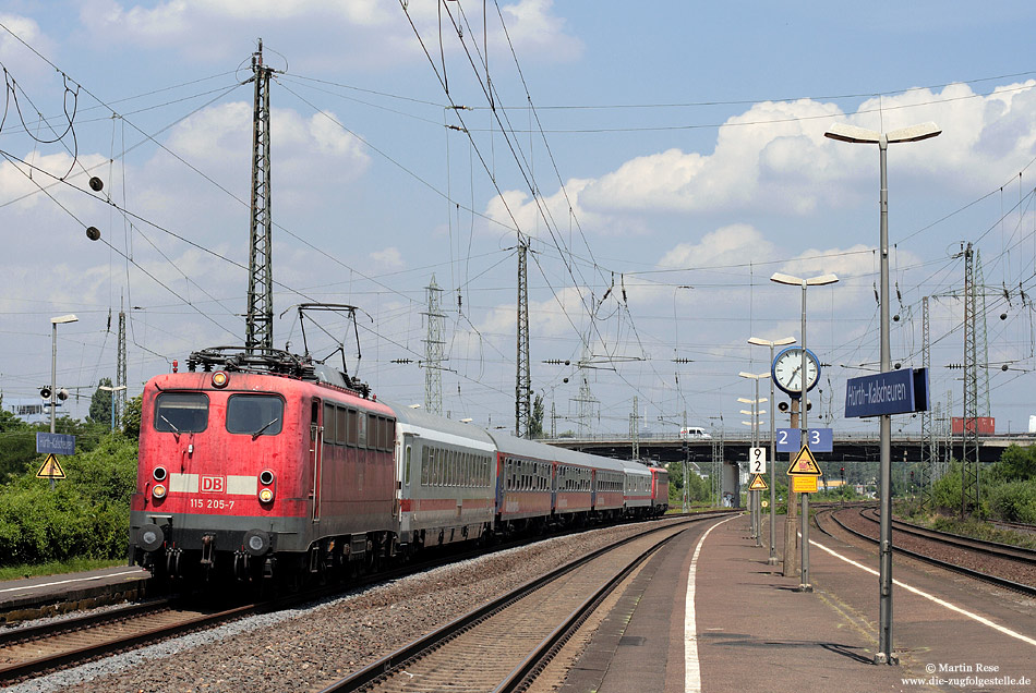 Noch einmal die 115 205 mit dem IC2862. Fotografiert am 25.6.2010 in Hürth Kalscheuren.