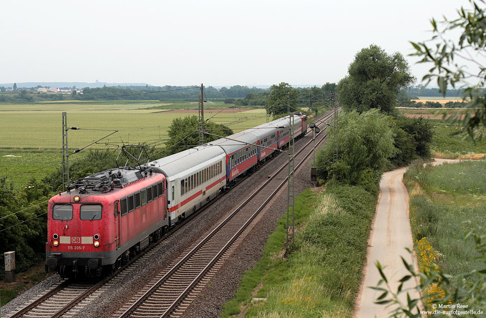 Zwischen Sechtem und Roisdorf fährt der IC2862 mit einer Verspätung von 25 Minuten durch die Felder nach Bonn …