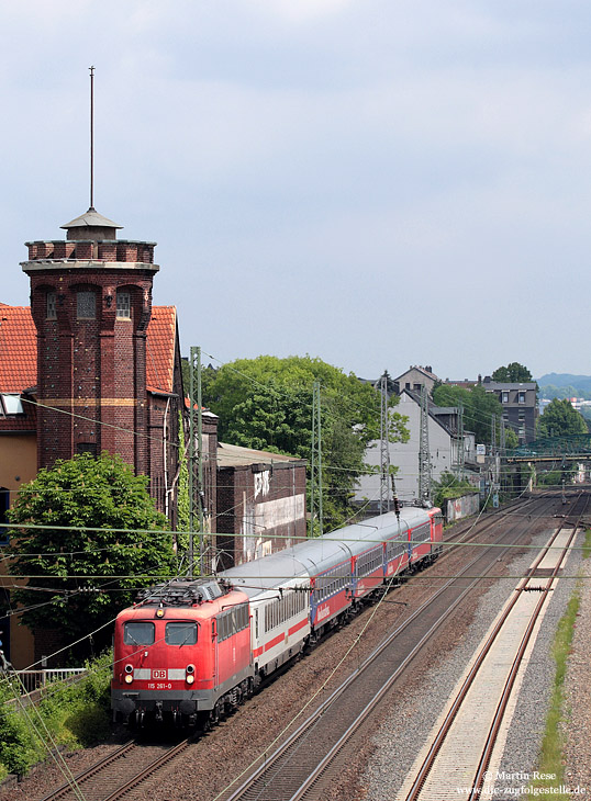 Bei Wuppertal Unterbarmen fährt der IC2862 dem nächsten Halt Wuppertal Hbf entgegen. An diesem 2.6.2010 waren hier die 115 261 und 115 346 im Einsatz.