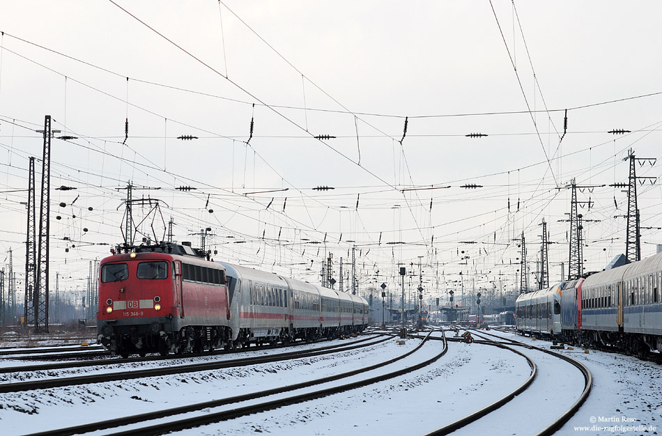 Nach Umstieg der Reisenden verlässt auch der Anschlusszug  IC2862 nach Bonn den Bahnhof Hamm. Die Lok (115 346) läuft dabei vor dem Steuerwagen, da die Baureihe 115 keine zeitmultiplexe Wendezugsteuerung (ZWS) besitzt. Seit dem Fahrplanwechsel, im Dezember 2009, verkehrte das Zugpaar ICE651/652 zwischen Hamm und Bonn inzwischen planmäßig als Ersatz-IC2862/2863. 