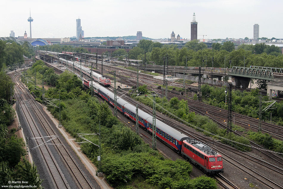 Vor wenigen Augenblicken hat der IC2863 den Kölner Hauptbahnhof verlassen und passiert nun den Bahnhof Köln Messe/Deutz ohne Halt. 2.6.2010