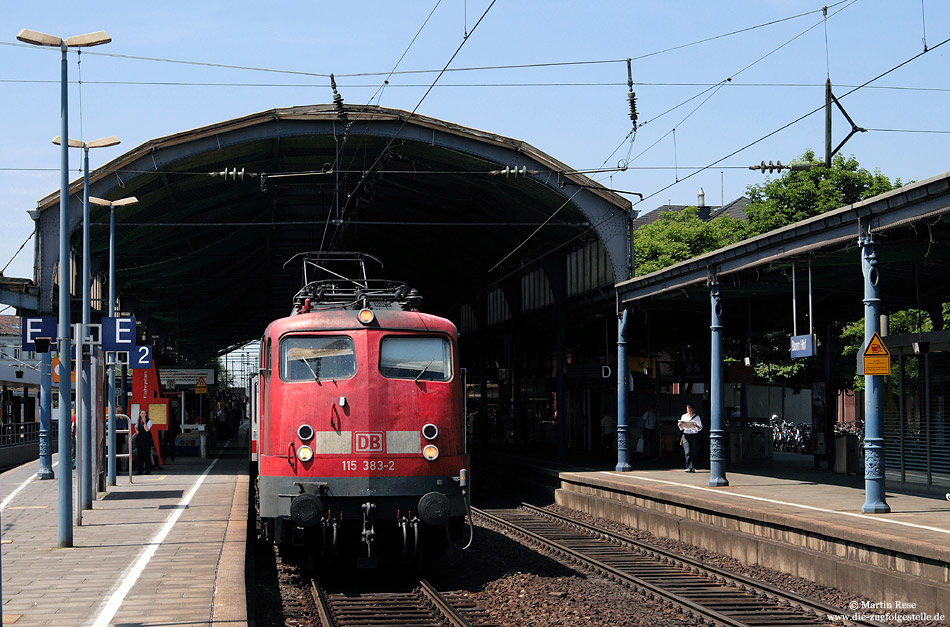 Am Ziel angekommen ist der IC2862. Nach einer Wendezeit von fast 60 Minuten geht die Fahrt zurück nach Hamm. Bonn Hbf, 5.6.2010