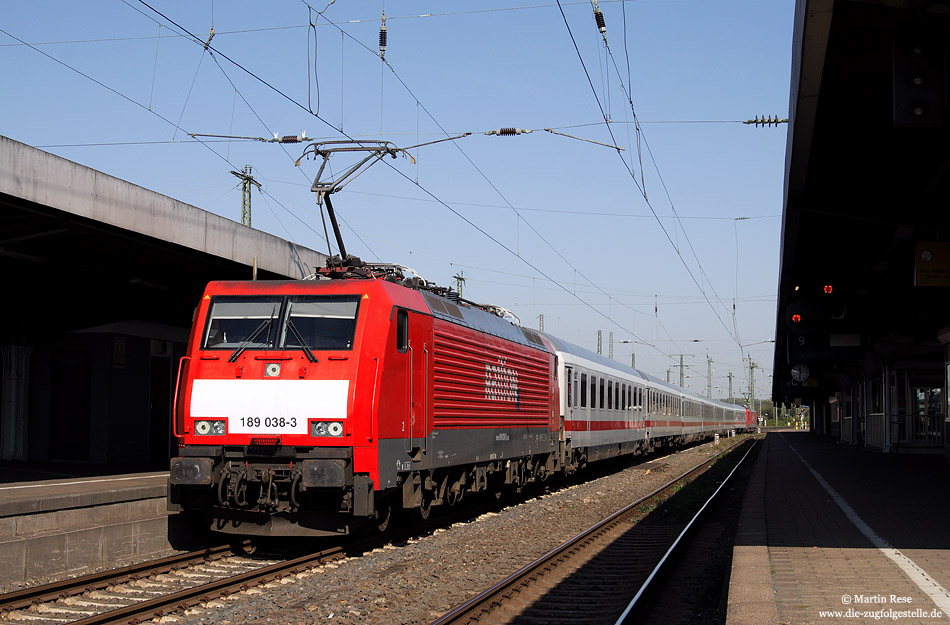 Mit dem IC2870 wartet die 189 038 auf die Fahrgäste aus dem ICE642 aus Berlin, um dann seine Fahrt nach Bonn zu starten. Am Zugschluss läuft die 189 031. Hamm, 26.9.2009