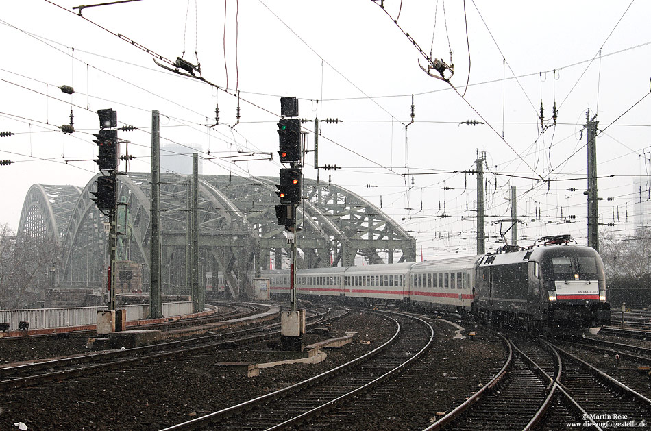 Am trüben 10.2.2010 erreicht der IC2862 aus Hamm Köln Hbf.