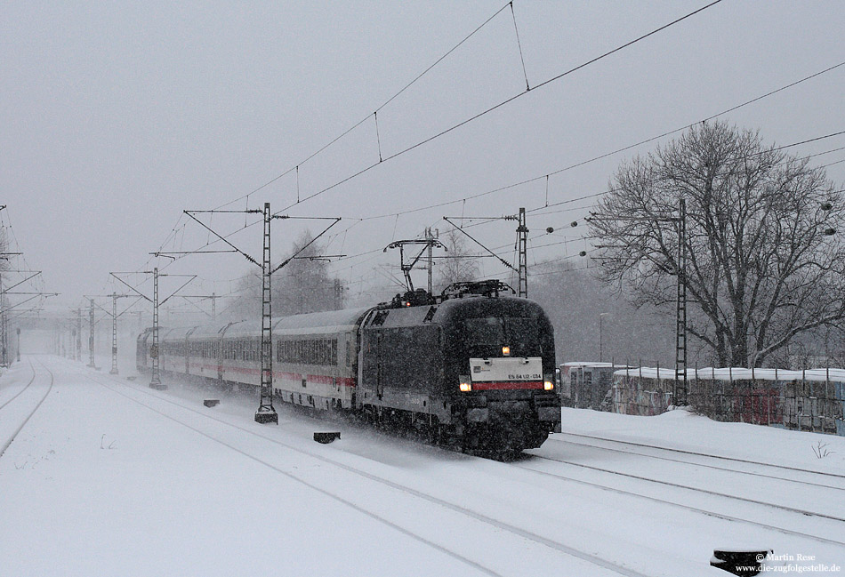 Für einige Wochen wurde das Ersatzzugpaar IC2862/2863 mit angemieteten Tauri der MRCE gefahren. Bei dichtem Schneetreiben fährt der mit der ES64 U2-034 bespannte IC2863 bei Schwelm West nach Hamm. 2.2.2010