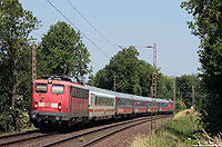 Südlich von Gruiten rollt der IC2862 nach Köln.  Als Zuglok dient die inzwischen über 52 Jahre alte 115 205. 23.6.2010 