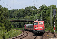 An den heißen Sommertagen ist die Reise in den Ersatzzügen wegen der fehlenden Klimaanlage sicher kein Vergnügen – allerdings kann man sich wie in alten Tagen den Fahrtwind um die Nase wehen lassen. 115 346 mit IC2862 in Leichlingen, 2.7.2010.