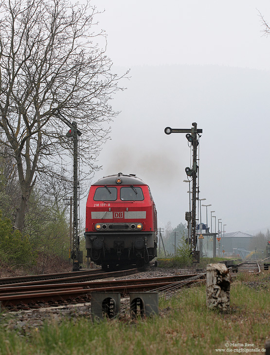 Abfahrende 218 137 in Dernau mit Formsignalen