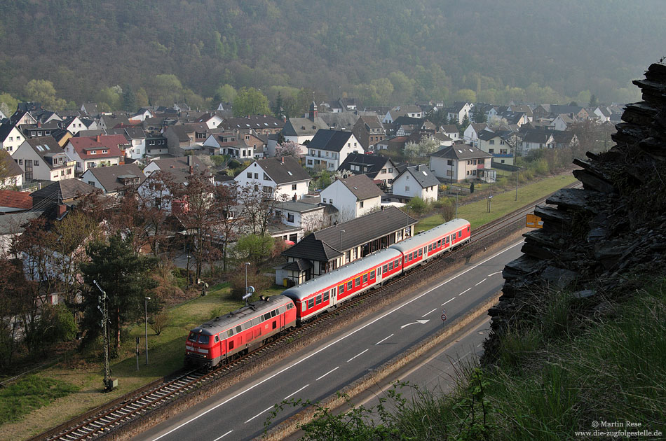 Blick vom Weinberg auf die 218 137 und auf den Haltepunkt Walporzheim mit Formsignal und Gebäude