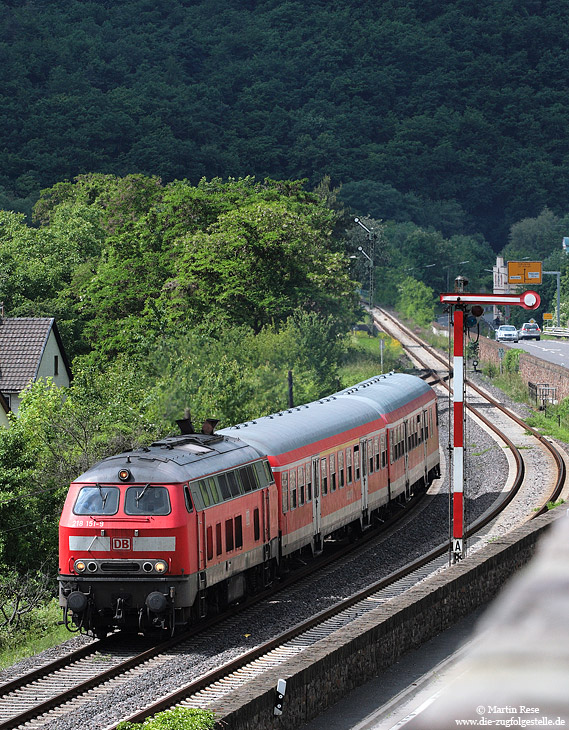 218 151 passiert mit RB12715 das Einfahrsignal von Walporzheim