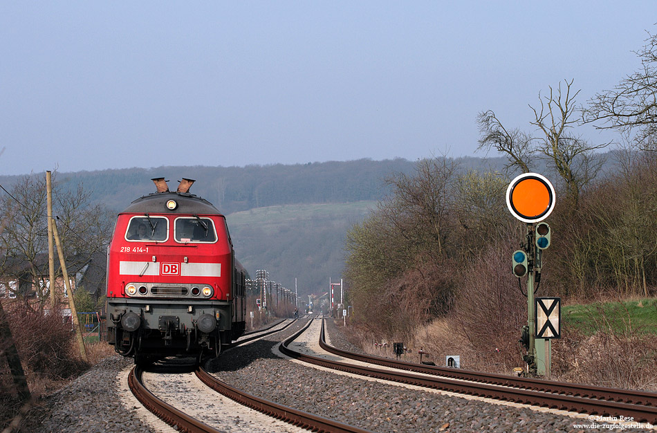 Trierer 218 414 mit zwei n-Wagen am Einfahrvorsignal von Bad Bodendorf