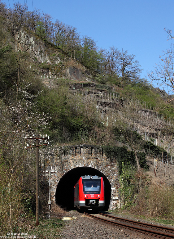 620 016 verlässt mit Ziel Bonn Hbf den Laacher-Tunnel im Ahrtal