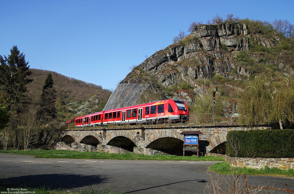 620 031 auf fünfbogiger Steinbrücke am Bahnhof Kreuzberg