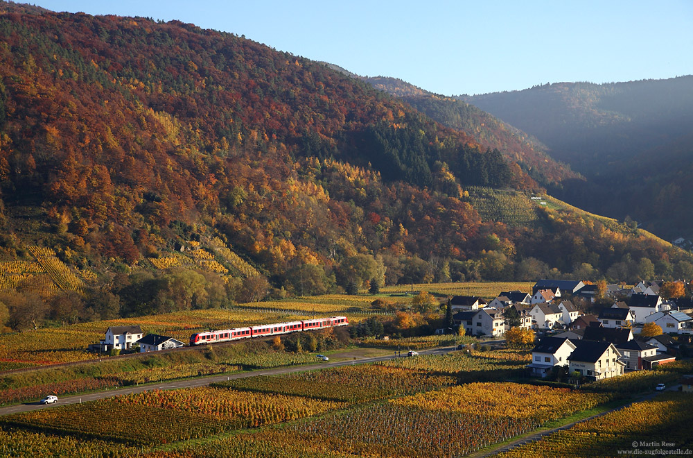 Panoramablick auf das herbstliche Ahrtal bei Rech mit 620 012