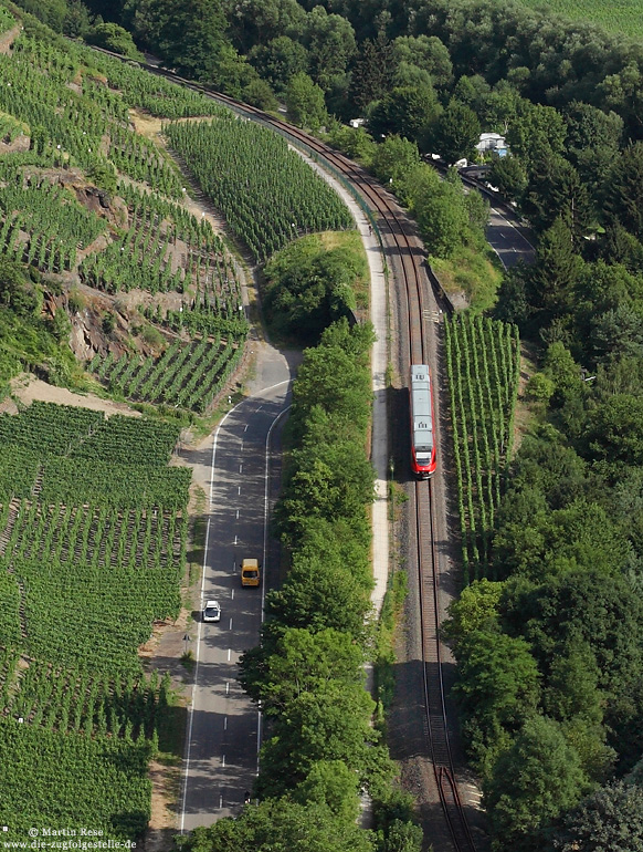 Panoramablick in das Ahrtal bei Rech mit der RB12623 nach Ahrbrück